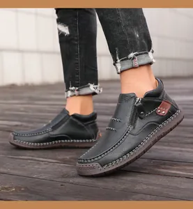 Detalle de zapatos de cuero negro con cremallera lateral y costuras hechas a mano