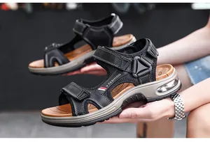 Dettaglio di sandali outdoor con suola ammortizzata ad aria e cinturini velcro regolabili