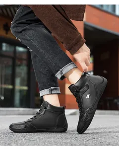 Gros plan de bottines en cuir noir avec logo blanc sur un arrière-plan urbain chic