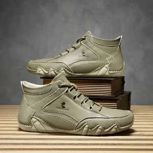 Bottes hautes en cuir pour hommes en gris-vert avec surpiqûres et semelle en gomme