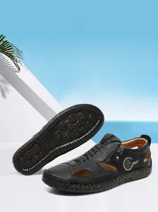 Detail von Herren-Ledersandalen mit rutschfester Gummisohle und atmungsaktiven Ausschnitten