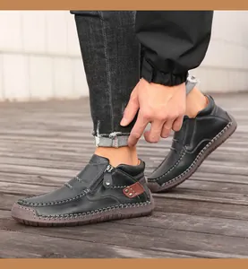 Detalle de las costuras hechas a mano y la cremallera lateral en estos zapatos casuales de cuero