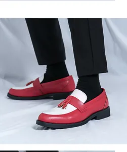 Gros plan de mocassins à gland rouges et blancs pour hommes avec semelles noires