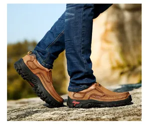 Détail de chaussure d'extérieur en cuir marron avec coutures et semelle en caoutchouc