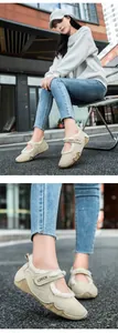 Primer plano de zapatos de invierno beige para mujer con velcro y forro de felpa cálida