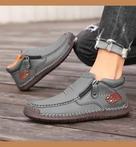 Detalle de zapatos casuales grises para hombre con cremallera lateral y costura manual