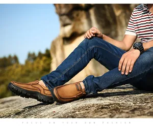 Détail de chaussures décontractées en cuir marron pour hommes avec semelle en caoutchouc épais