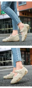 Detalle de zapatillas de invierno beige con forro polar y cuello de pelo sintético