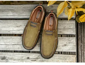 Gros plan sur chaussures d'extérieur en daim vert avec coutures et logo Van Camel