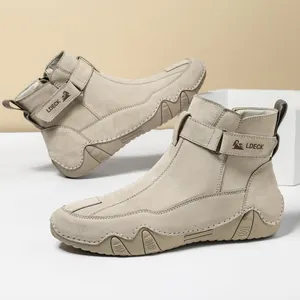 Stivali vintage da uomo in pelle color kaki con suola in gomma resistente e dettagli