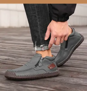 Detalle de zapatos casuales de cuero gris para hombre con cremallera lateral y costuras