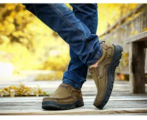 Chaussures en nubuck marron sans lacets avec semelles en caoutchouc sur bois