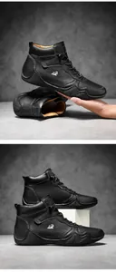 Détail de bottines en cuir grainé noir pour homme avec lacets et logo blanc distinctif