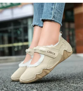 Primer plano de zapatos Mary Jane beige con forro de felpa y cierre de velcro de LDECK