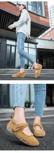 Detalle de zapatillas de invierno en ante caqui con forro de felpa y cierre de velcro