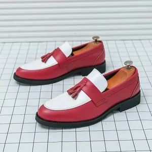 Mocassins brogue homme en cuir rouge et blanc avec pompons et semelles en caoutchouc noir