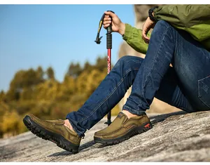Vue détaillée de la semelle en caoutchouc robuste avec crampons sur chaussures de randonnée