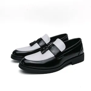 Mocassins à pampilles en cuir noir et blanc avec design classique de brogues britanniques