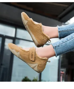 Detalle de mocasines de invierno con forro de felpa gruesa y cierre de velcro ajustable