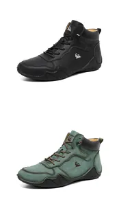Détail de bottines décontractées en cuir grainé noir et cuir suédé vert foncé