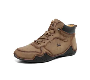 Détail de bottines décontractées en cuir marron avec logo embossé et coutures latérales
