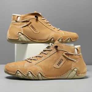 Seitenansicht khakifarbener Wildleder-Boots mit strukturierter Gummisohle im Wellendesign