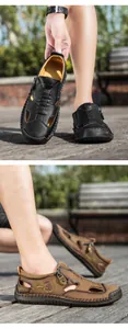 Detail von atmungsaktiven Herren-Ledersandalen mit Reißverschluss und Gummisohle im Park