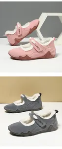 Detalle del forro polar y cierre de velcro en zapatos mary jane de color rosa y gris
