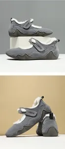 Detalle de forro de pelo sintético y velcro en zapatos de invierno para mujer gris oscuro