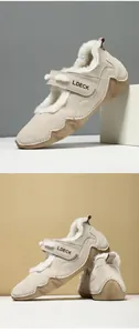 Detalle de zapatillas de invierno en ante beige con forro polar y cierre de velcro