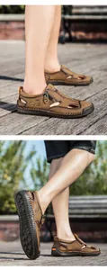 Detailsicht der braunen Leder-Herrensandalen mit seitlichem Reißverschluss und Gummisohle