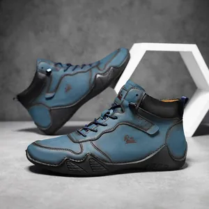 Bottines rétro bleues en cuir pour hommes avec semelle noire et logo chèvre