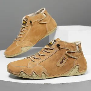 Detailansicht der camel-farbenen Herren-Wildleder-Stiefel mit rutschfester Gummisohle