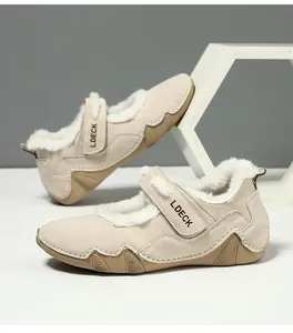 Detalle del forro polar beige y cierre de velcro en zapatillas casuales para mujer