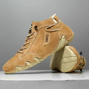 Detailansicht der khakifarbenen Wildlederschuhe für Herren mit markanter dicker Sohle