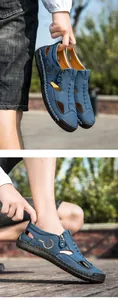 Detailansicht der dunkelblauen Herren-Sandalen mit Reißverschluss und genähter Gummisohle