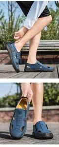 Detail der blauen Leder-Herren-Outdoorsandalen mit dem atmungsaktiven Cut-Out-Design