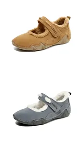 Vista detallada de zapatos de invierno en marrón y gris con forro de piel y cierre de velcro