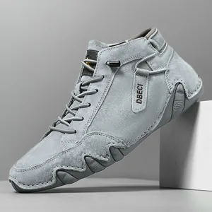 Detail der grauen Wildleder-High-Top-Schuhe mit weißen Nähten und Wellenmuster-Gummisohle