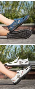 Detail der handgenähten Leder-Oberfläche und rutschfesten Gummisohle bei Herren Sandalen
