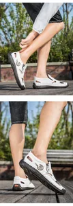 Detail weißer Leder-Sandalen für Herren mit Seitenlogo und strapazierfähiger Nahtsohle
