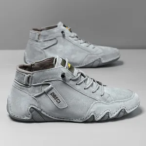 Detailansicht grauer Wildleder-High-Top-Freizeitschuhe für Herren mit DBECI-Logo