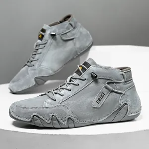 Detail der grauen Herren-High-Top-Schuhe mit feiner Ledertextur und DBECI-Logo