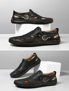 Makroaufnahme der Herren-Sandalen aus schwarzem Leder mit Ziernähten und Lychee-Struktur