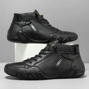 Details von High-Top-Lederstiefeln mit Kieseltextur und wellenförmigen Gummisohlen