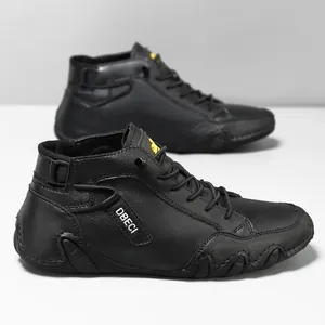 Detailaufnahme der hohen Leder-Freizeitschuhe mit weißem Schriftzug und Gummisohle