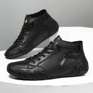 Detail von schwarzen Leder-High-Top-Schuhen mit Litchi-Textur und gewelltem Sohlendesign