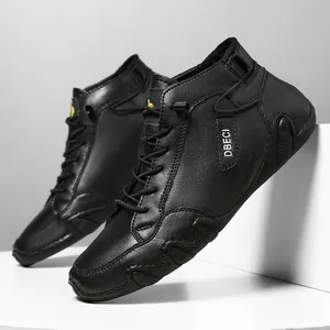 Detail von schwarzen Freizeitschuhen aus Lychee-Leder mit rutschfester Gummisohle