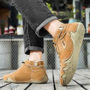 Nahaufnahme der kamelfarbenen Wildleder-Freizeitschuhe für Herren mit Schnürung