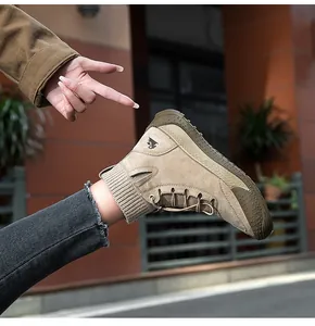 Dettaglio di stivaletti in pelle kaki con colletto in maglia e suola in gomma antiscivolo